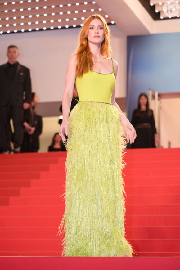 Outra tendência de moda de Marina Ruy Barbosa em Cannes 2024, foi de um look da Gucci com franjas, em cor vibrante.