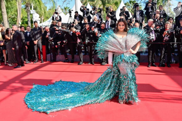 Looks ousados em Cannes 2024: a famosa Aishwarya Rai apostou num look ousado, em tons de azul e muito brilho.