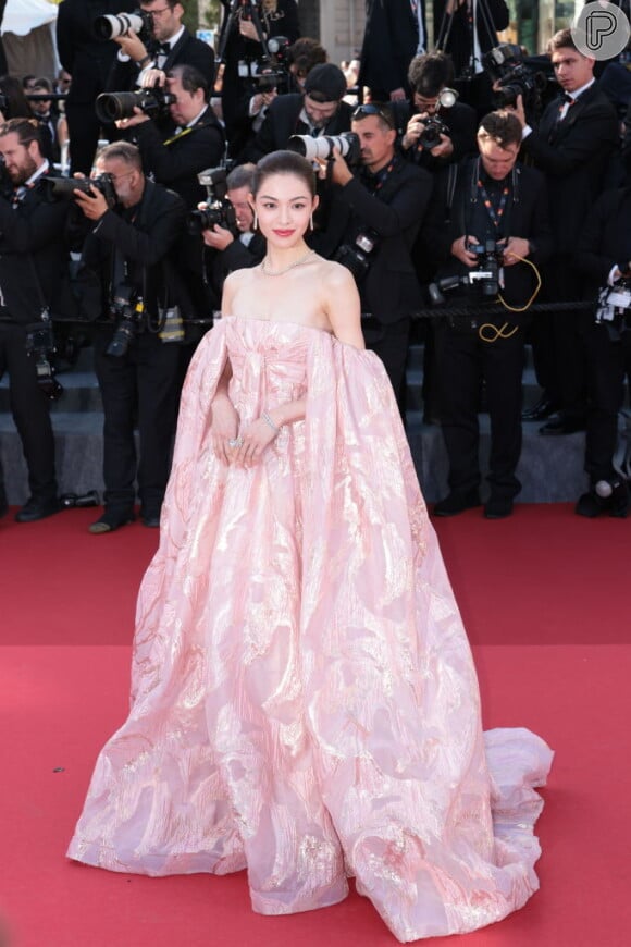 Em Cannes 2024, Elaine Zhong Chuxi foi com um look bem extravagante na cor rosa. Ele também tinha brilho metálico.