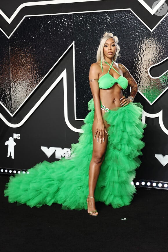 As cores vibrantes também tomaram conta de 2024! Adizia Benson foi com look verde e deixou a barriga de fora no VMA 2024.