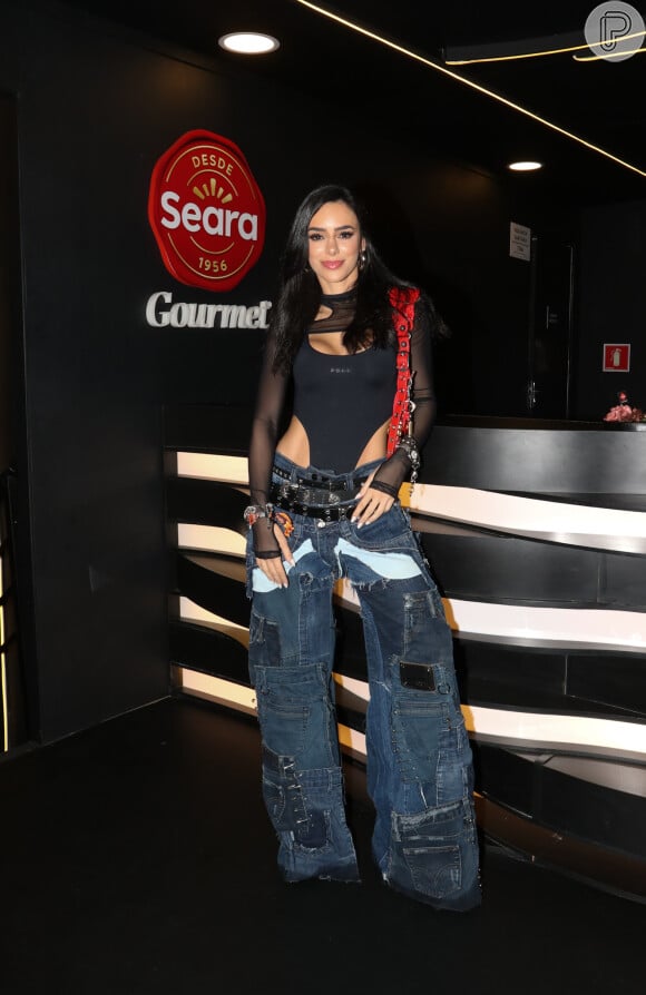 Para o Rock in Rio 2024, Bruna Biancardi foi com um body todo cheio de recortes e calça jeans com retalhos. Muita personalidade!