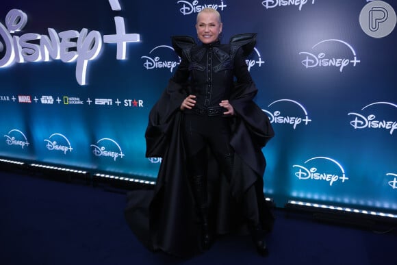 Xuxa Meneghel, durante a noite gala no evento da Disney, também foi com um look black cheio de personalidade.