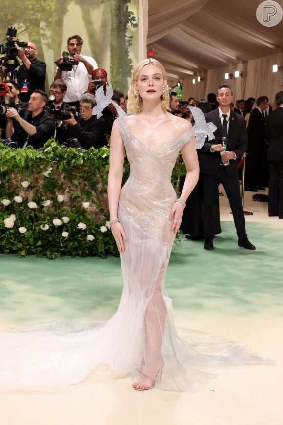 Moda no MET Gala 2024: Elle Fanning foi com um look transparente florido, com flores de gelo nos ombros.