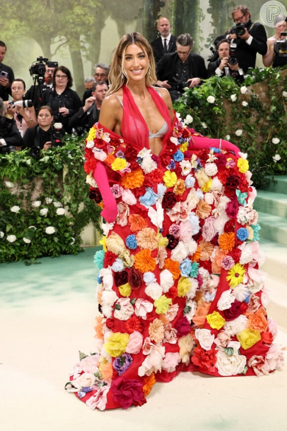 Moda no Met Gala 2024: Jessica Serfaty Michel apostou numa produção com decote e florida.