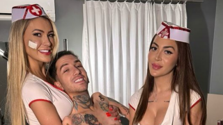 Vestida de enfermeira e com a namorada, Andressa Urach explica motivo especial para novo pornô com 'cadeirante humorista'