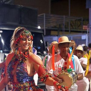 No último final de semana, Paolla Oliveira deu o que falar por seu corpo em um look de arara durante um ensaio