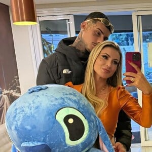 Andressa Urach engatou namoro com o modelo Cassiano em dezembro de 2024 deixando internautas confusos: 'Não estava namorando uma moça (Mari Ávila) esses dias?'