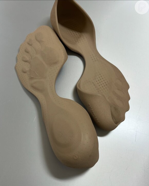 Agora a nova criação é referente ao calçado inusitado que aparenta deixar os pés praticamente descalços.