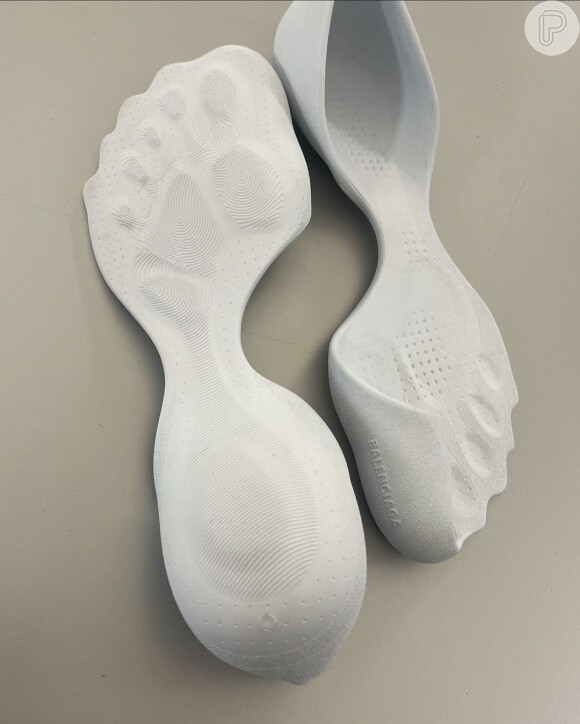 O calçado está disponível nas cores preto, marrom, bege e branco.