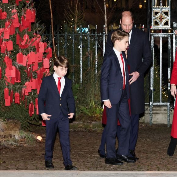 Kate Middleton compareceu com os filhos e o marido, príncipe William, ao tradicional culto de Natal 'Together At Christmas'