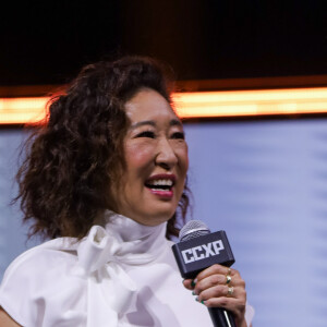 Looks dos famosos na CCXP 24: A atriz Sandra Oh esbanjou elegância com um look branco com saia verde