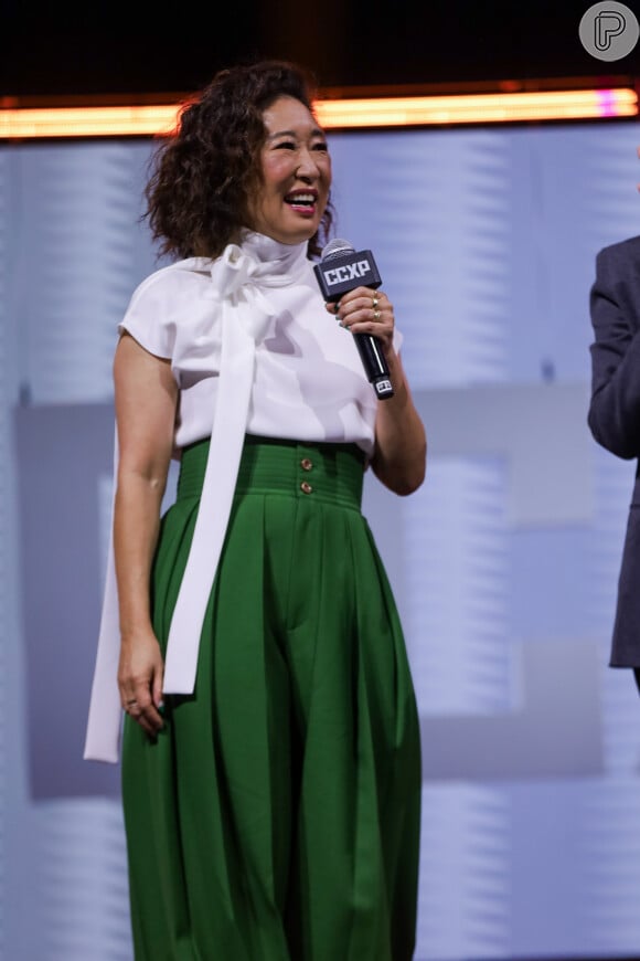 Looks dos famosos na CCXP 24: A atriz Sandra Oh esbanjou elegância com um look branco com saia verde