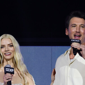 Looks dos famosos na CCXP 24: Ao lado de Miles Teller, Anya Taylor-Joy apostou em um look de calça diferentona com um top cropped