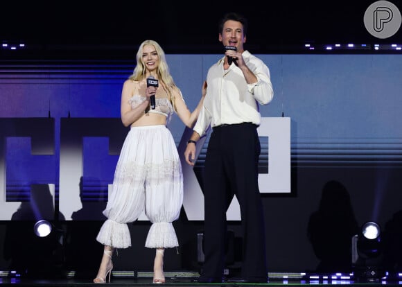 Looks dos famosos na CCXP 24: Ao lado de Miles Teller, Anya Taylor-Joy apostou em um look de calça diferentona com um top cropped