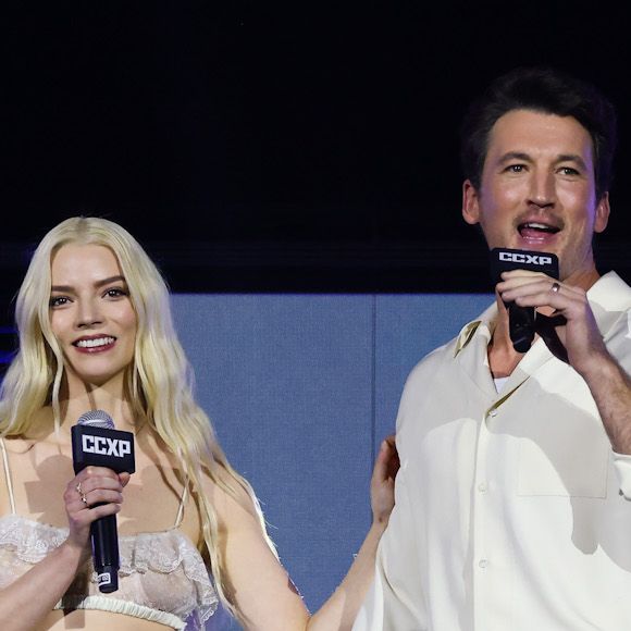 Looks dos famosos na CCXP 24: Ao lado de Miles Teller, Anya Taylor-Joy apostou em um look de calça diferentona com um top cropped