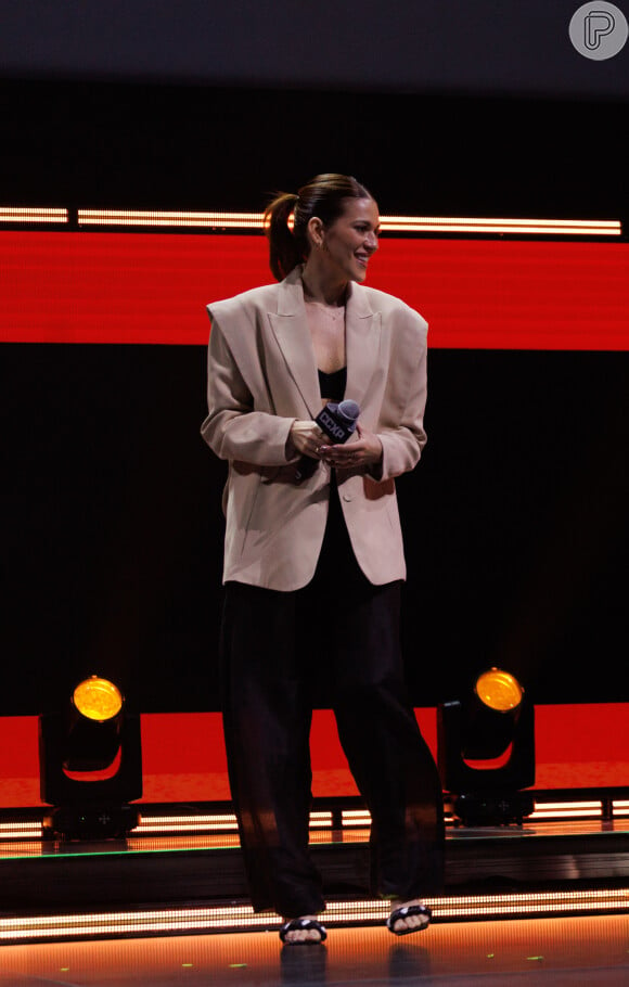 Looks dos famosos na CCXP 24: A apresentadora Ana Clara elegeu um blazer caqui com uma calça semitransparente preta