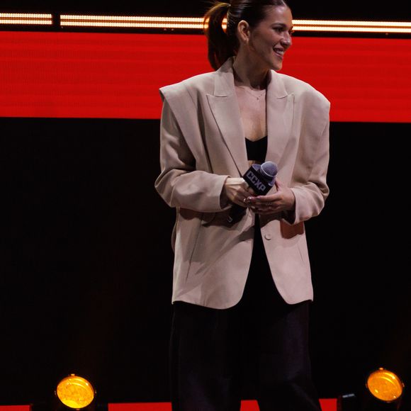 Looks dos famosos na CCXP 24: A apresentadora Ana Clara elegeu um blazer caqui com uma calça semitransparente preta