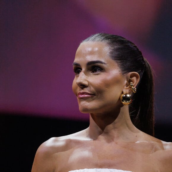 Looks dos famosos na CCXP 24: Outro look de Deborah Secco foi este vestido sem alça