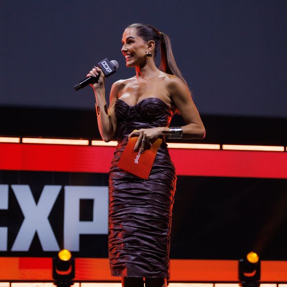 Looks dos famosos na CCXP 24: Mais fashionista e elegante, Deborah Secco também usou um vestido acinturado belíssimo