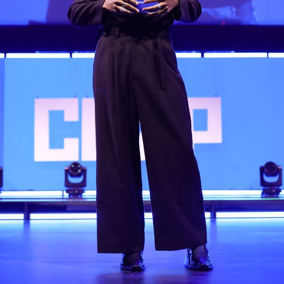 Looks dos famosos na CCXP 24: Hugo Gloss também esbanjou estilo no evento com um look em tom de marsala escuro 