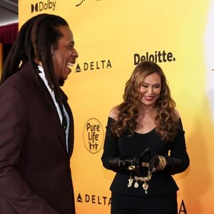 Jay-Z, Beyoncé e Tina Knowles, mãe da cantora, prestigiaram Blue Ivy nesta segunda-feira (9) em evento de novo filme da Disney