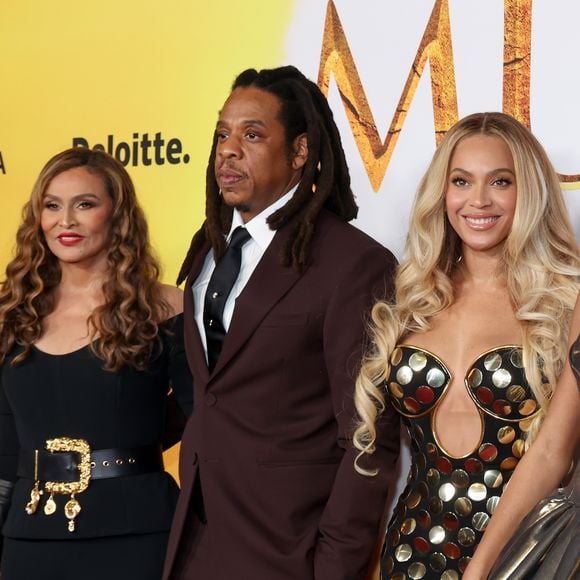 Acusado de estuprar uma menina de 13 anos, Jay-Z surge em tapete vermelho ao lado de família; Beyoncé sorri com o marido, filha e mãe