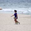 Fernanda Souza caminha de shortinho na praia e mostra boa forma, nesta sexta-feira, 30 de janeiro de 2015