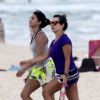 Fernanda Souza caminha de shortinho na praia e mostra boa forma, nesta sexta-feira, 30 de janeiro de 2015