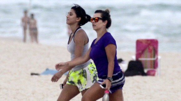 Fernanda Souza caminha de shortinho na praia e mostra boa forma