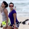 Fernanda Souza mostrou a boa forma ao caminhar de shortinho em praia do Rio