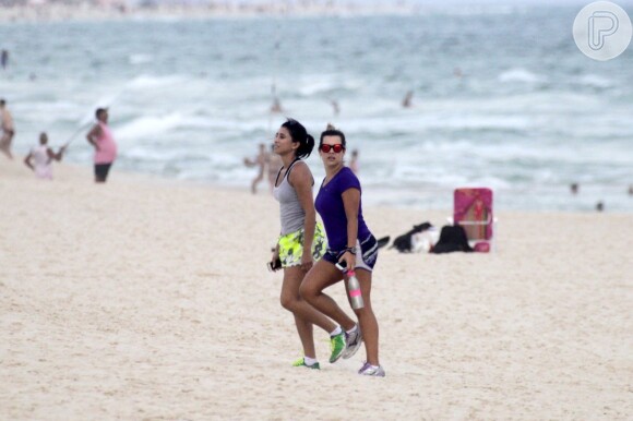 Fernanda Souza mostrou a boa forma ao caminhar de shortinho em praia do Rio