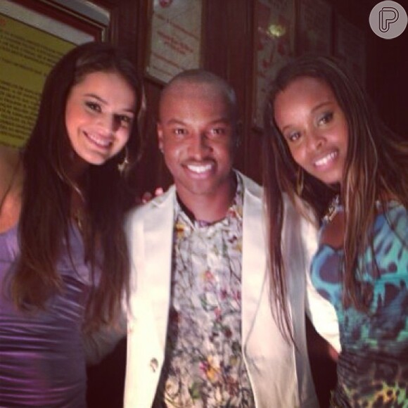 Thiaguinho grava 'Salve Jorge' e posa com as atrizes Bruna Marquezine e Roberta Rodrigues, em 8 de abril de 2013