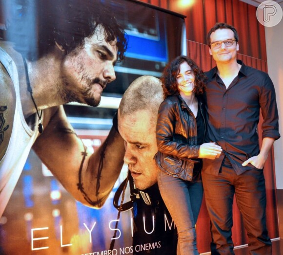Wagner Moura e Alice Braga posam antes de exibição de 10min do longa 'Elysium' para uma seleta platéia de São Paulo, em 8 de abril de 2013