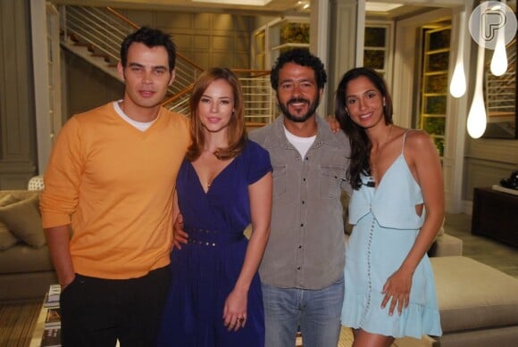 Paola posa com o elenco da novela 'Cama de Gato' na festa de lançamento, em 2009