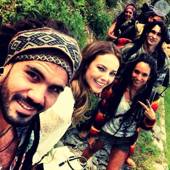 Paolla Oliveira viajou com Juliano Cazzaré e parte do elenco para Machu Picchu