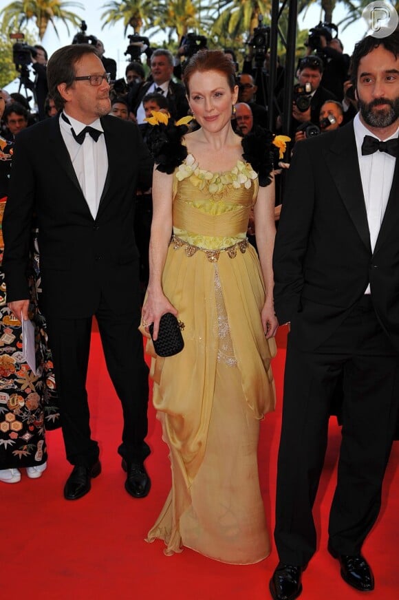 Juliane Moore entre o diretor brasileiro Fernando Meirelles e o ator Don McKellar, prestigiando o Festival de Cinema de Cannes, na França, em 2008