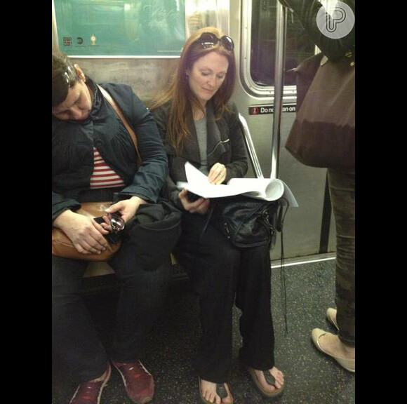Julianne Moore foi flagrada no metrô de Nova York por um fã, nesta quinta-feira, 11 de abril de 2013