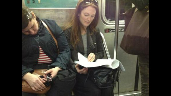 Julianne Moore é flagrada por fã em transporte público de Nova York