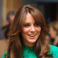 Kate Middleton estreia novo corte de cabelo, mas repete vestido em Londres