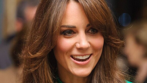 Kate Middleton estreia novo corte de cabelo, mas repete vestido em Londres