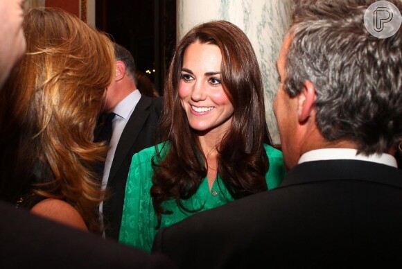 Um ano depois, Kate Middleton usa o mesmo vestido Mulberry com que participou  do lançamento do jubileu de diamante em novembro de 2011, em Buckingham