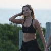 Ellen Rocche caminha na orla e mostra boa forma em passeio no Rio. Atriz fez dieta e perdeu nove quilos