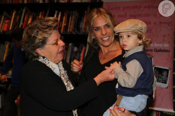 Adriane Galisteu lança livro em São Paulo na companhia do marido, do filho e da mães