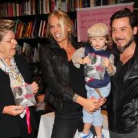 Adriane Galisteu lança livro em São Paulo e não desgruda do filho, Vittorio