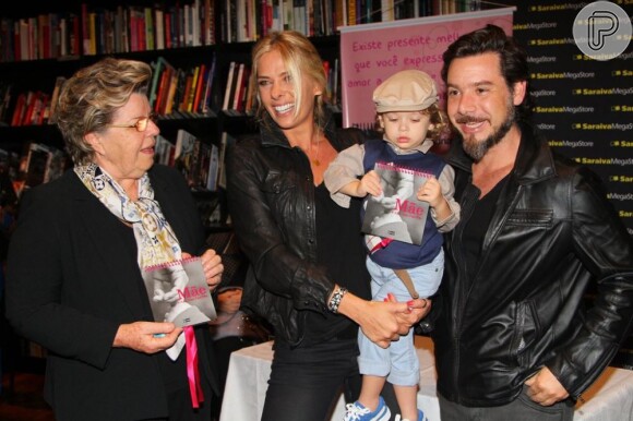 Adriane Galisteu lança o livro 'Mãe, Você é Tudo Para Mim', em São Paulo, na companhia do marido, Alexandre Iódice, do filho do casal, Vittorio, e da mãe, Dona Emma. Em 13 de abril de 2013
