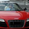 Roberto Carlos tirou onda ao ser fotografado dirigindo o seu carro esportivo avaliado em R$ 1,2 milhão. Confira os mimos luxuosos dos famosos!