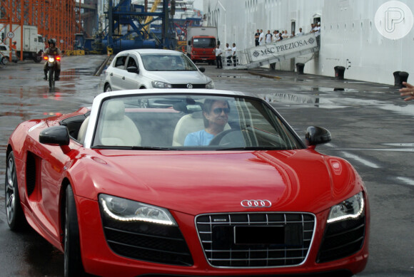 Roberto Carlos tirou onda ao ser fotografado dirigindo o seu carro esportivo avaliado em R$ 1,2 milhão. Confira os mimos luxuosos dos famosos!