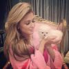 Paris Hilton comprou um cãozinho de estimação por R$ 30 mil. 'Meu precioso bebê', escreveu ela na rede social após ter o cadelinha nos braços