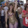 O Carnaval começou antecipado para Alessandra Negrini. Solteirríssima, a atriz desfilou como rainha do bloco da Acadêmicos do Baixo Augusta, em São Paulo