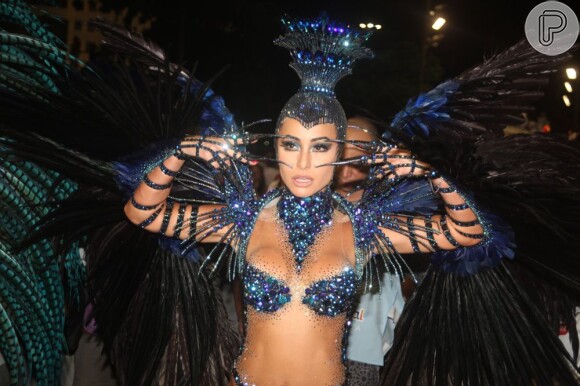Em 2013, Sabrina Sato foi campeã com a Vila Isabel, usando uma fantasia de corvo